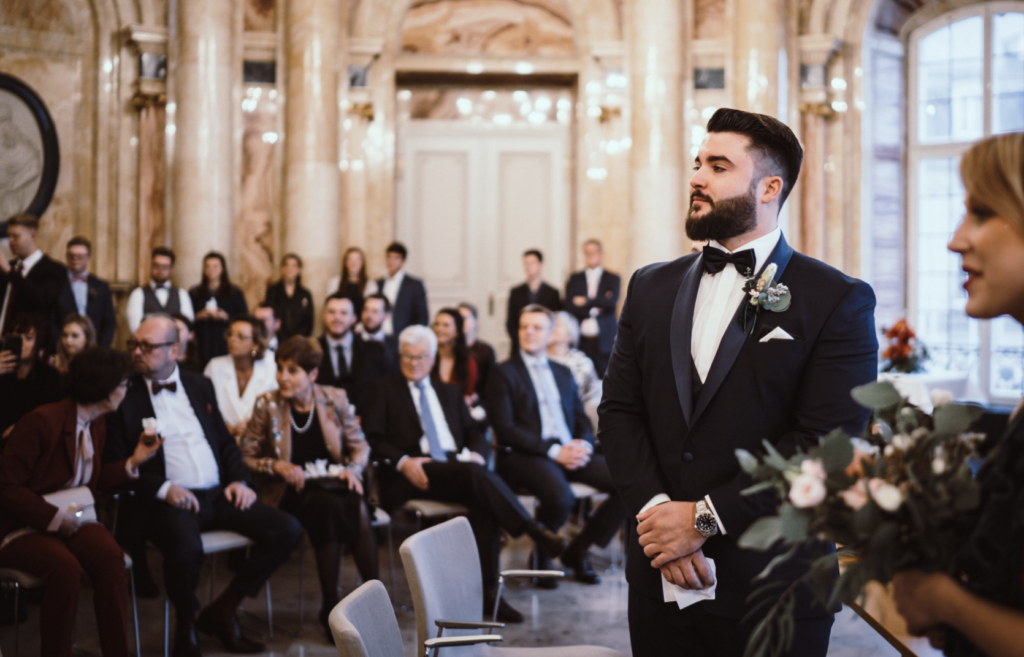 LoveStories_Hochzeit_Braeutigam_Wartend
