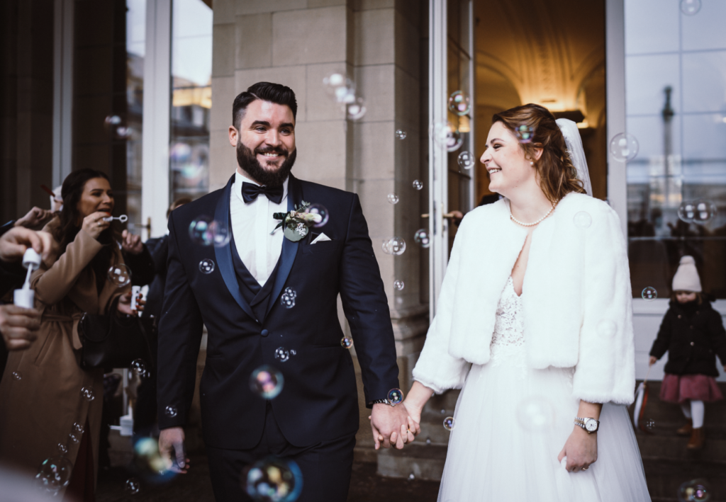 LoveStories_Hochzeit_Brautpaar_Einzug in die Kirche