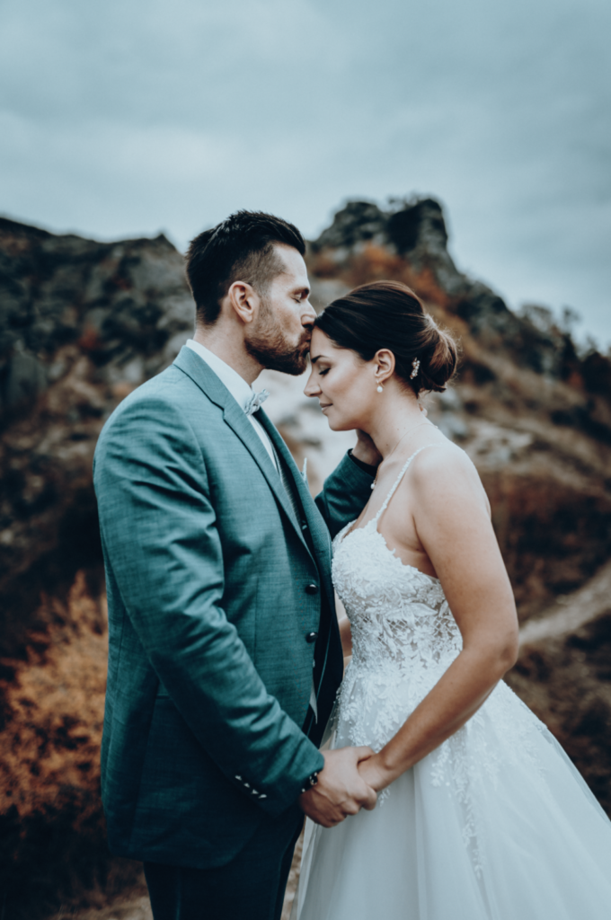 LoveStories_Hochzeit_Brautpaar_Kuss