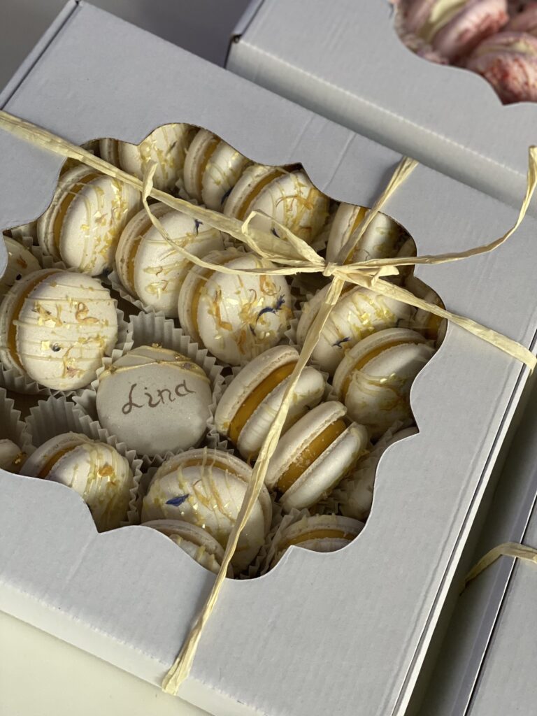 Liebevoll verpackte Macarons von Dianas Bakestory