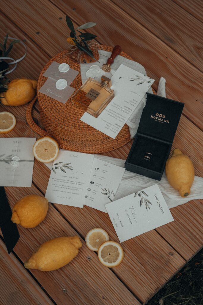AK Papeterie Einladungsset Flatlay Oliven